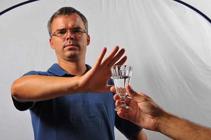 Renunțarea la alcool este o modalitate de a nu mai bea pe cont propriu